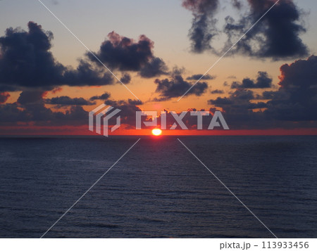 海から見える夕景 113933456