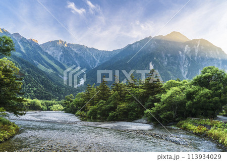 朝日射しこむ上高地　穂高連峰と梓川【長野県・松本市】 113934029