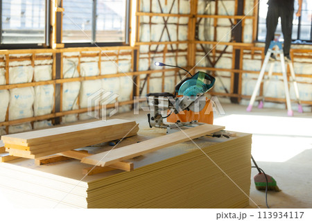 木材を削る作業員  113934117