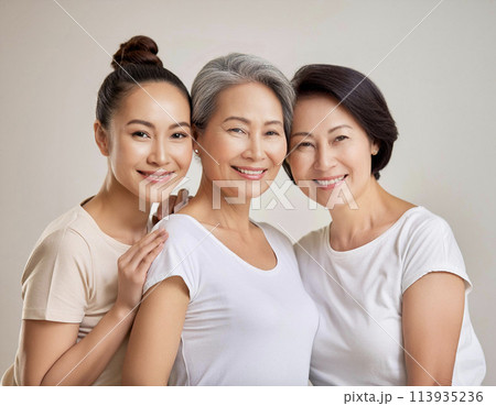 カメラ目線の3世代の女性のポートレート　AI生成画像 113935236