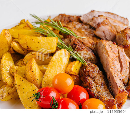 Grilled kebab pork meat with roasted potato and vegetables 113935694