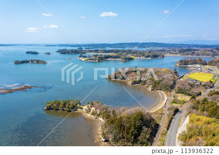 松島湾の海岸沿いにあるJR仙石線(宮城県松島町) 松島湾の海岸沿いにあるJR仙石線(宮城県松島町) 113936322