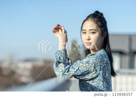 カメラ目線の若い女性 113936357