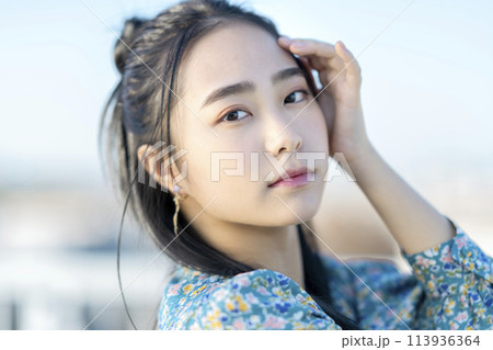 カメラ目線の若い女性 カメラ目線の若い女性 113936364