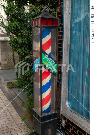 昔なつかしい床屋さんのくるくる看板 113936366