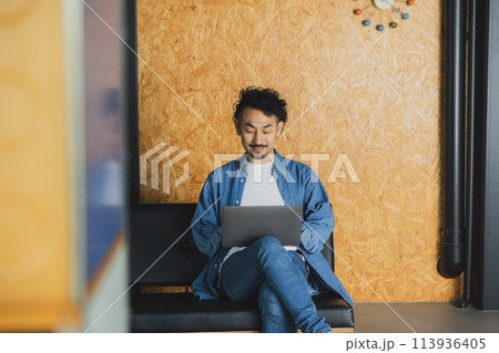 リモートワークで働く男性 113936405