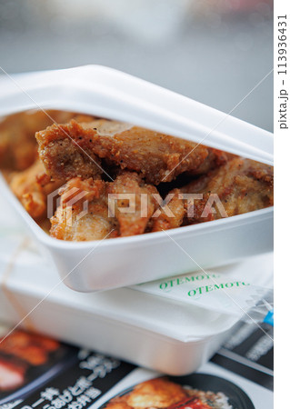 蓋が閉まらないからあげ弁当(アップ) 蓋が閉まらないからあげ弁当(アップ) 113936431