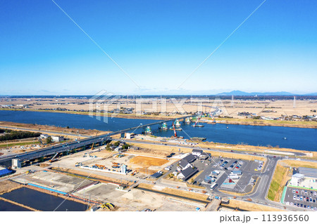 圏央道の4車線化工事と道の駅発酵の里こうざき（千葉県神崎町） ※遠方に筑波山 113936560