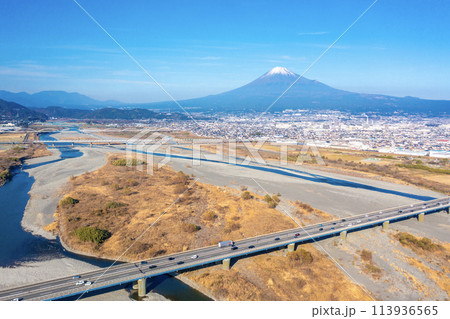 富士山を背景に富士川を渡る国道1号の新富士川橋、東海道新幹線（静岡県） 113936565