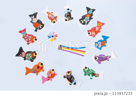 円形に並んだ画用紙と着物の布で作ったカラフルなこいのぼり 113937235