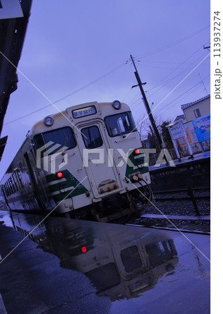 曇天の上総牛久駅に停車中の小湊鉄道キハ40系気動車_24/2/25撮影  113937274