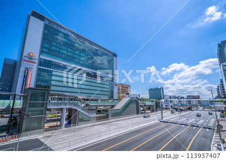 日本の横浜都市景観 美しく生まれ変わった新横浜駅前の幹線道路や新横浜駅などを望む＝4月25日 113937407