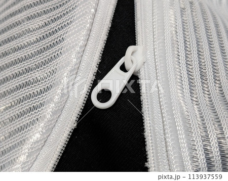 壊れたファスナー 113937559