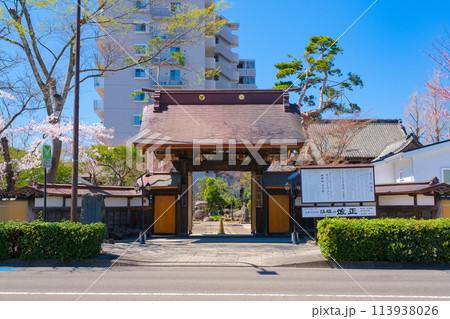 宮城県仙台市 春の仙岳院 山門 113938026
