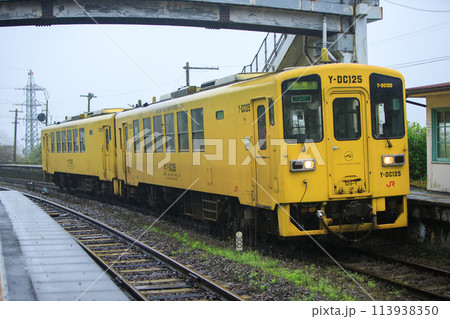 湯平駅に停車中のキハ125形気動車（JR九州） 113938350
