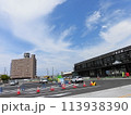 秋空と白い雲と酒田駅前 113938390