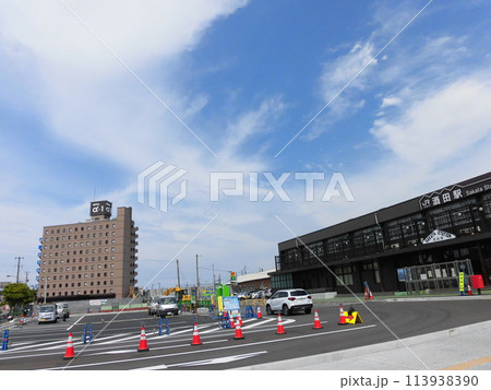 秋空と白い雲と酒田駅前 113938390
