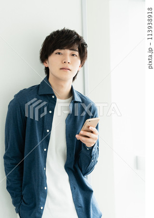 スマホを持つ若い男性 113938918