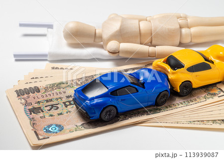 デッサン人形と人身事故とお金のイメージ デッサン人形と人身事故とお金のイメージ 113939087