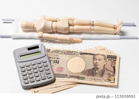 担架に乗ったデッサン人形とお金のイメージ 113939091