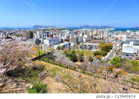 【香川県】桜咲く春の丸亀城より眺める丸亀市街地と瀬戸内海 113940814