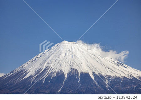 富士川SAから見える冠雪した富士山 113942324