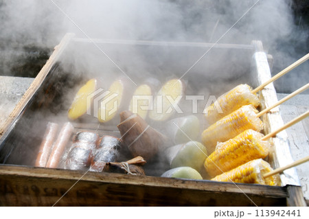 霧島温泉の蒸気蒸しされる野菜とお団子 113942441