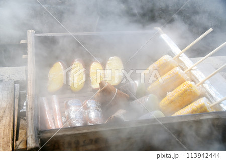 霧島温泉の蒸気蒸しされる野菜とお団子 113942444