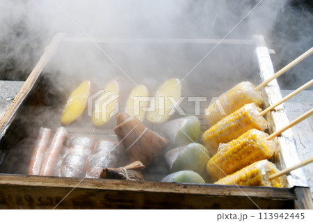 霧島温泉の蒸気蒸しされる野菜とお団子 霧島温泉の蒸気蒸しされる野菜とお団子 113942445