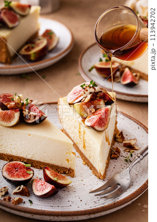 Fall cheesecake with figs and maple syrup 113942702