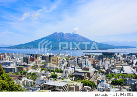 城山公園展望台から見る桜島と鹿児島市の街並み 113942802