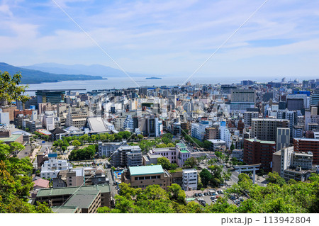 城山公園展望台から見る鹿児島市の街並み 城山公園展望台から見る鹿児島市の街並み 113942804