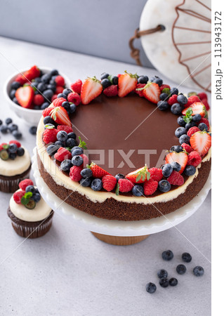 Chocolate and vanilla cheesecake with summer berries Chocolate and vanilla cheesecake with summer berries 113943172