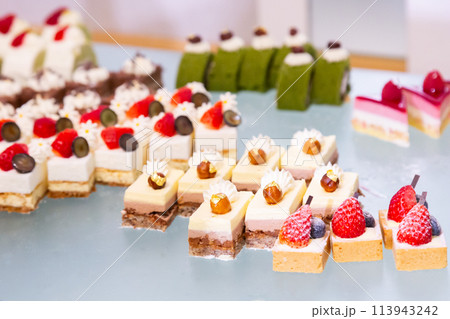 テーブルに並んだケーキ スイーツ デザートビュッフェ パーティー料理 テーブルに並んだケーキ スイーツ デザートビュッフェ パーティー料理 113943242