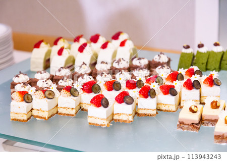 テーブルに並んだケーキ スイーツ デザートビュッフェ パーティー料理 テーブルに並んだケーキ スイーツ デザートビュッフェ パーティー料理 113943243