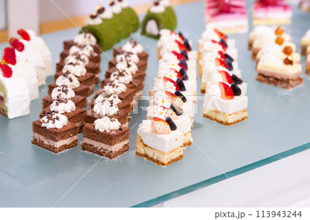 テーブルに並んだケーキ スイーツ デザートビュッフェ パーティー料理 113943244