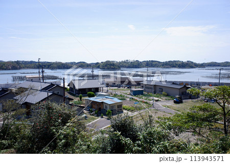 宮城県 朴島の集落と牡蠣養殖場 宮城県 朴島の集落と牡蠣養殖場 113943571