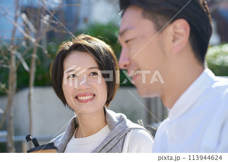 屋外で親密に話す男女 113944624