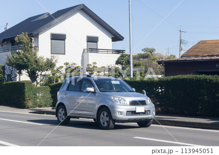 コンパクトカー　道路走行 113945051