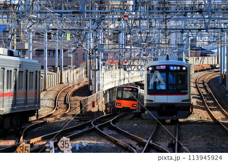 明治35年開業の曳舟駅へ… スカイツリーラインと半蔵門線 明治35年開業の曳舟駅へ… スカイツリーラインと半蔵門線 113945924