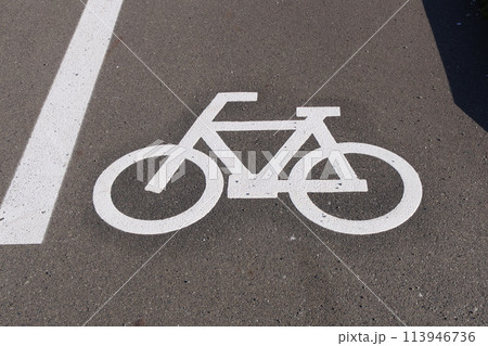 歩道に設けられた自転車専用レーン 113946736