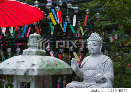 風鈴に囲まれて涼むお地蔵様 113946973