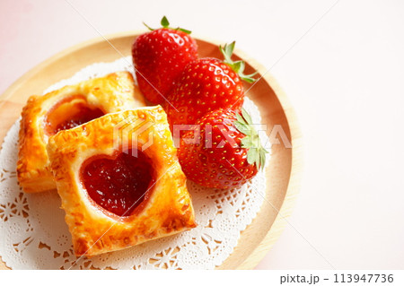 甘くて美味しいいちごジャムを使ってハートのいちごパイを手作りしたよ。 113947736
