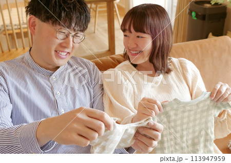 嬉しそうに出産準備している若い夫婦 113947959