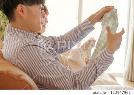 嬉しそうに出産準備している若い夫婦 嬉しそうに出産準備している若い夫婦 113947962