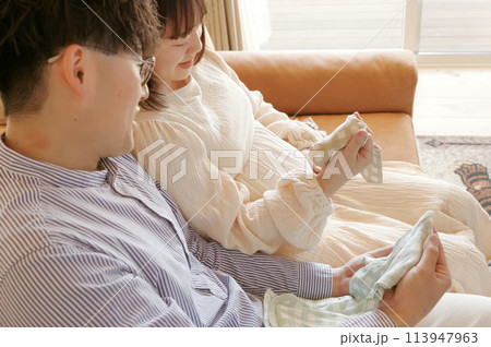 嬉しそうに出産準備している若い夫婦 113947963