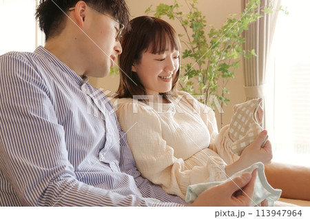 嬉しそうに出産準備している若い夫婦 113947964