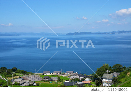 緑豊かな湾岸の風景 碧い海に抱かれた田園地帯 山と海が出会う絶景ポイント 緑豊かな湾岸の風景 碧い海に抱かれた田園地帯 山と海が出会う絶景ポイント 113948002