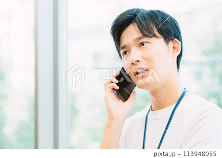 スマホで話すビジネスマン 113948055