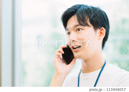 スマホで話すビジネスマン 113948057